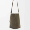 Grand sac seau Pebble en cuir de veau suédé Dark Olive