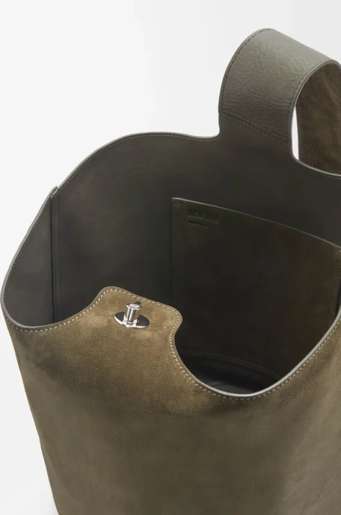 Grand sac seau Pebble en cuir de veau suédé Dark Olive