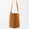 Grand sac seau Pebble en cuir de veau suédé Tabac