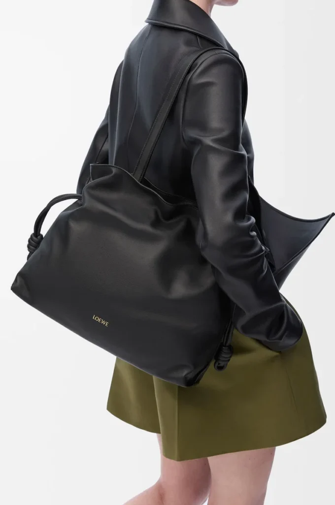 Grande pochette Flamenco en cuir de veau nappa noir Grande pochette Flamenco en cuir de veau nappa noir