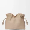 Grande pochette Flamenco en cuir de veau nappa Sand
