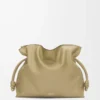Grande pochette Flamenco en cuir de veau nappa vert argile