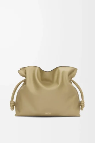 Grande pochette Flamenco en cuir de veau nappa vert argile