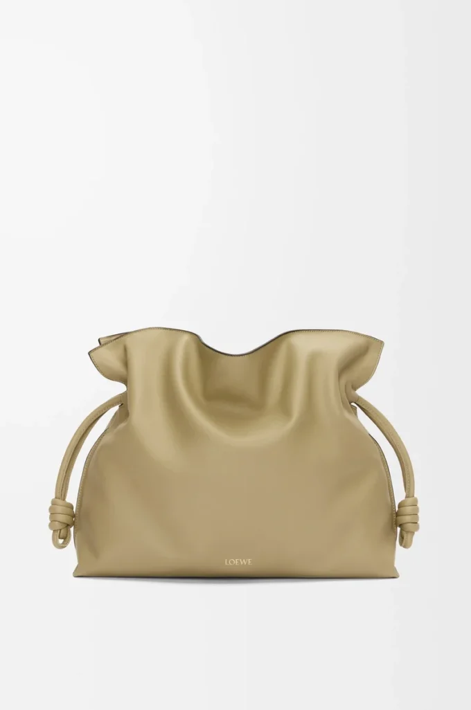 Grande pochette Flamenco en cuir de veau nappa vert argile