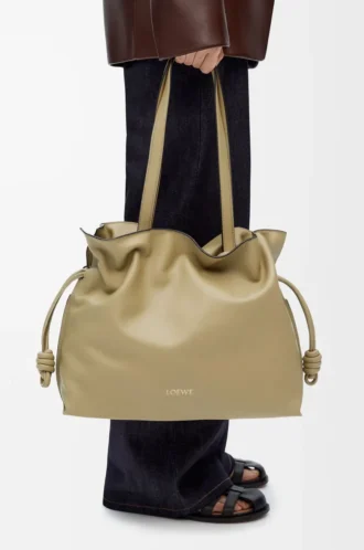 Grande pochette Flamenco en cuir de veau nappa vert argile