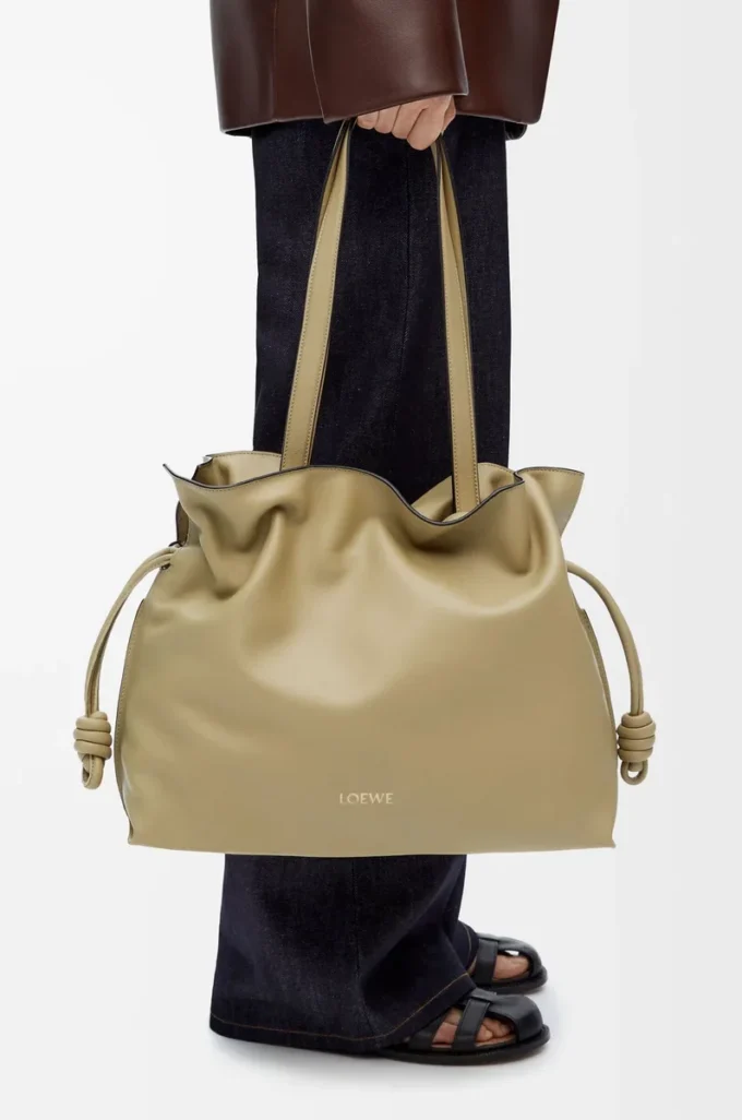Grande pochette Flamenco en cuir de veau nappa vert argile