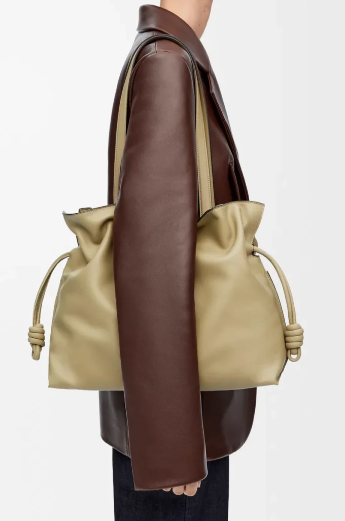 Grande pochette Flamenco en cuir de veau nappa vert argile