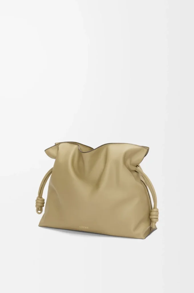 Grande pochette Flamenco en cuir de veau nappa vert argile