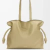 Grande pochette Flamenco en cuir de veau nappa vert argile