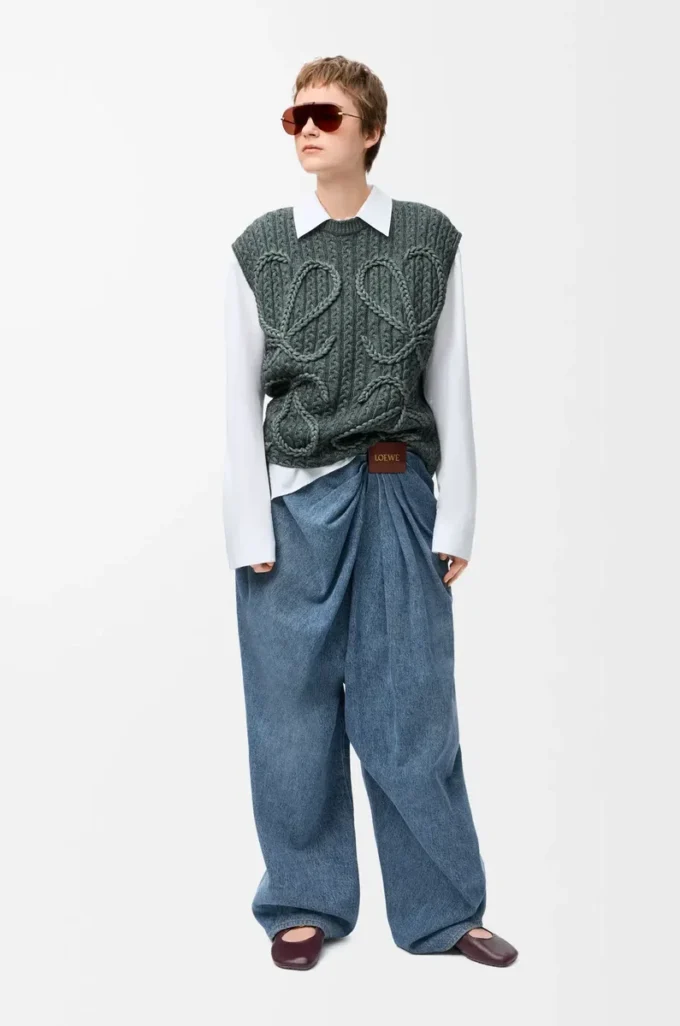 Jean drapé en denim bleu indigo