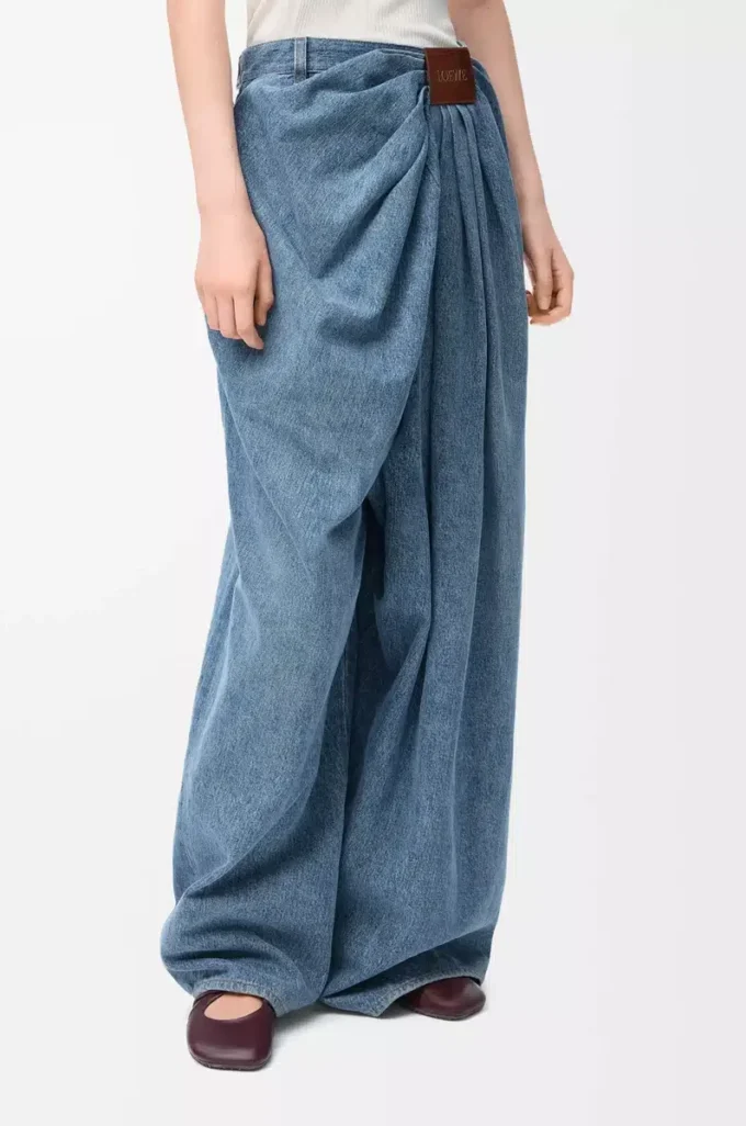 Jean drapé en denim bleu indigo