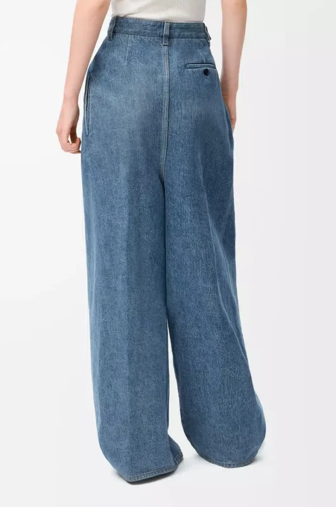 Jean drapé en denim bleu indigo