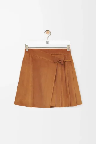 Mini-jupe plissée en cuir d&rsquo;agneau suédé couleur caramel