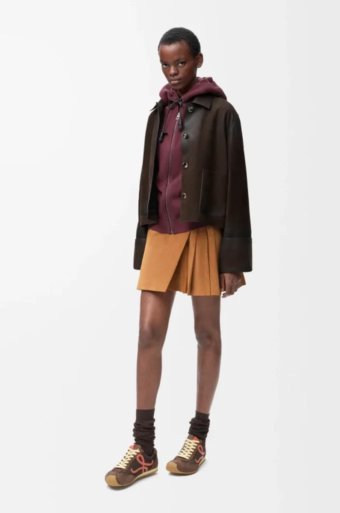 Mini-jupe plissée en cuir d&rsquo;agneau suédé couleur caramel