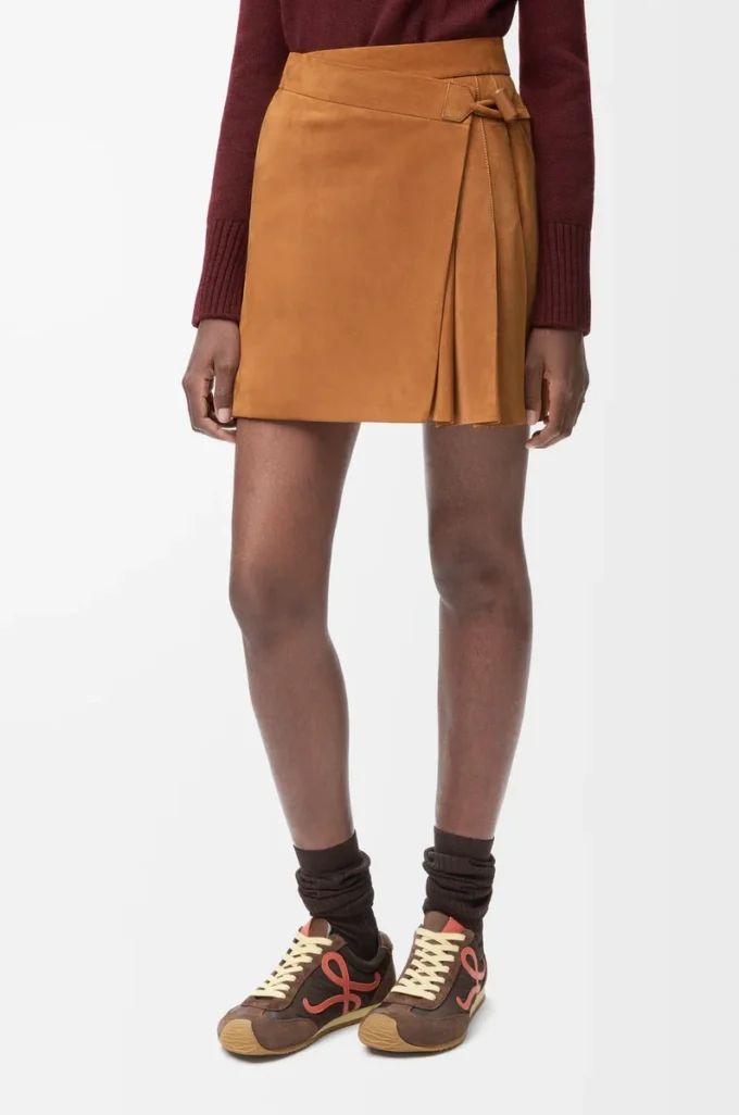 Mini-jupe plissée en cuir d&rsquo;agneau suédé couleur caramel