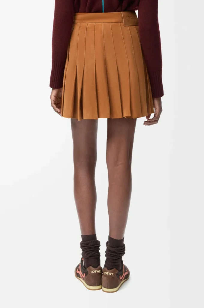 Mini-jupe plissée en cuir d&rsquo;agneau suédé couleur caramel