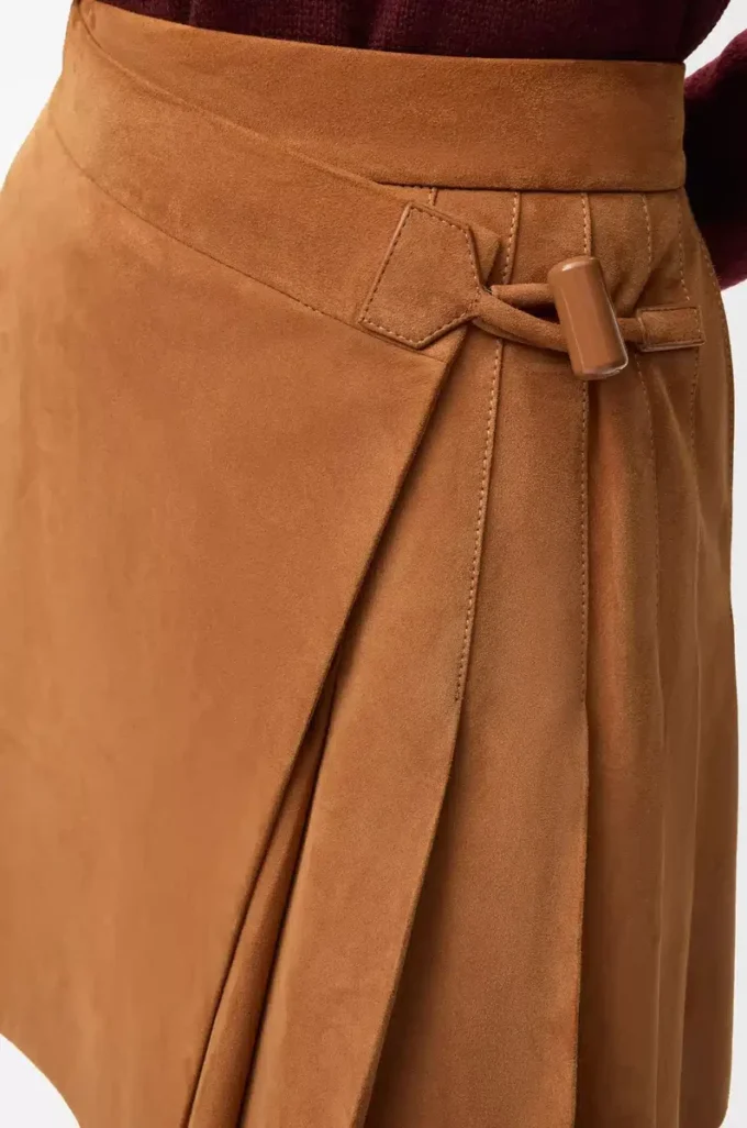Mini-jupe plissée en cuir d&rsquo;agneau suédé couleur caramel