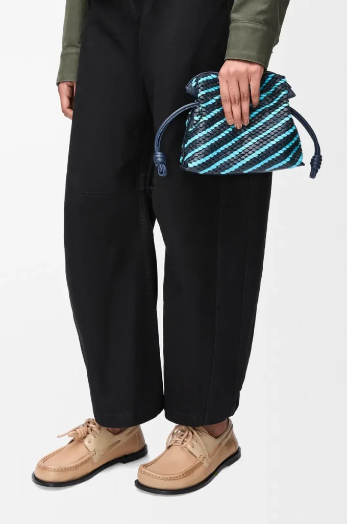 Mini pochette Flamenco en cuir d&rsquo;agneau nappa Dark Ink/Sky Blue