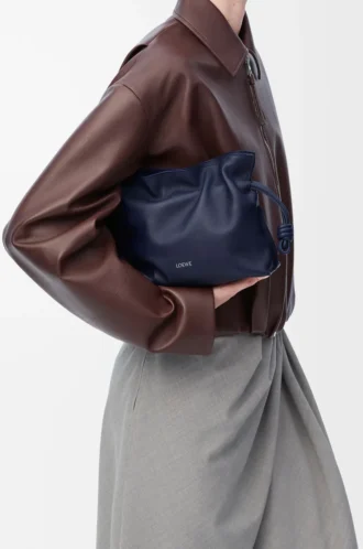 Mini pochette Flamenco en cuir de veau nappa bleu abysse