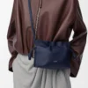 Mini pochette Flamenco en cuir de veau nappa bleu abysse