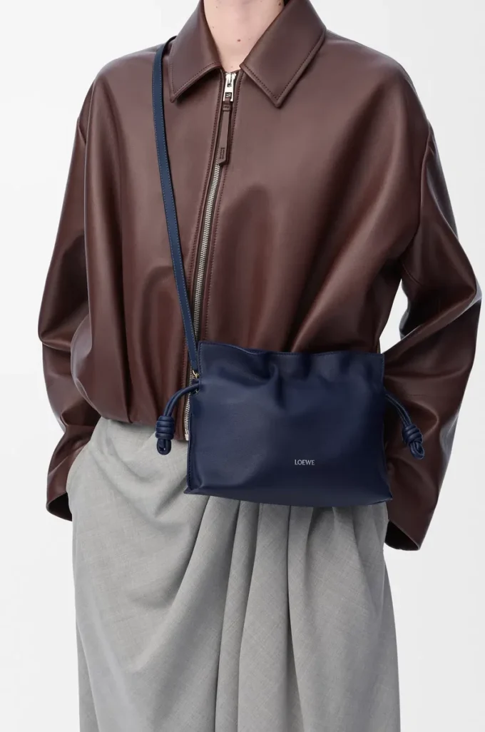 Mini pochette Flamenco en cuir de veau nappa bleu abysse