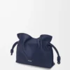 Mini pochette Flamenco en cuir de veau nappa bleu abysse