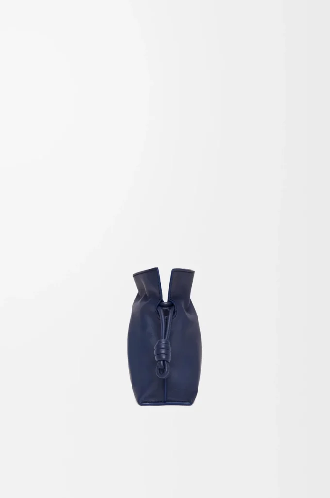 Mini pochette Flamenco en cuir de veau nappa bleu abysse