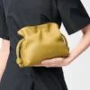 Mini pochette Flamenco en cuir de veau nappa Ginger