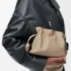 Mini pochette Flamenco en cuir de veau nappa sable