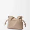 Mini pochette Flamenco en cuir de veau nappa sable
