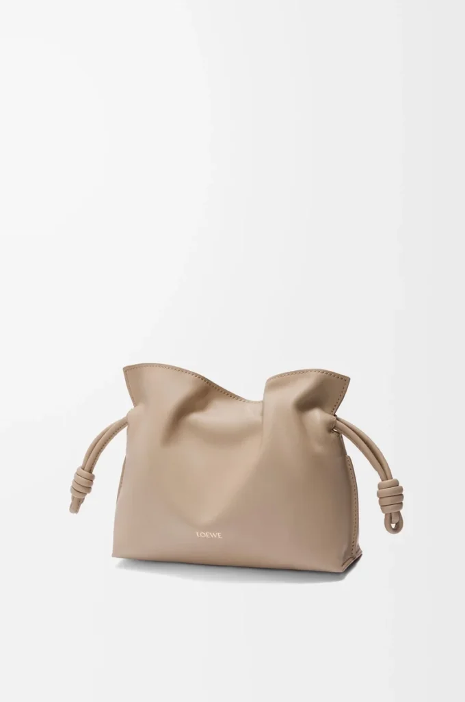 Mini pochette Flamenco en cuir de veau nappa sable