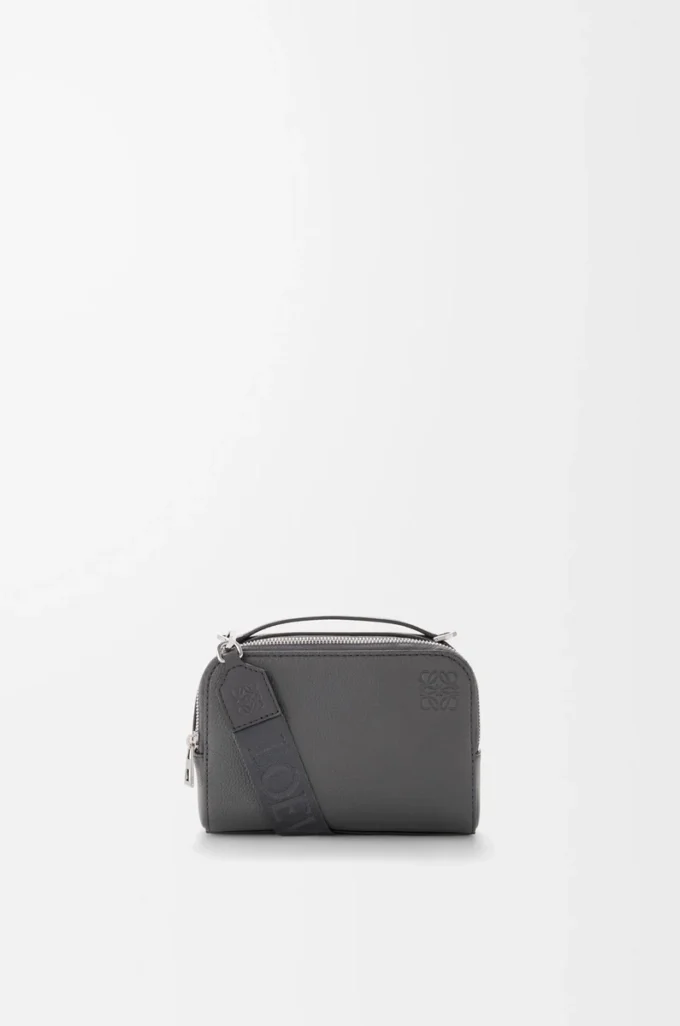 Mini sac à bandoulière pour appareil photo en cuir de veau grainé souple Anthracite