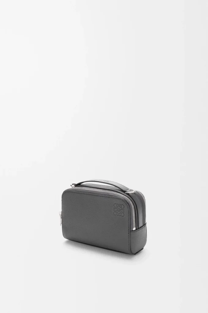 Mini sac à bandoulière pour appareil photo en cuir de veau grainé souple Anthracite