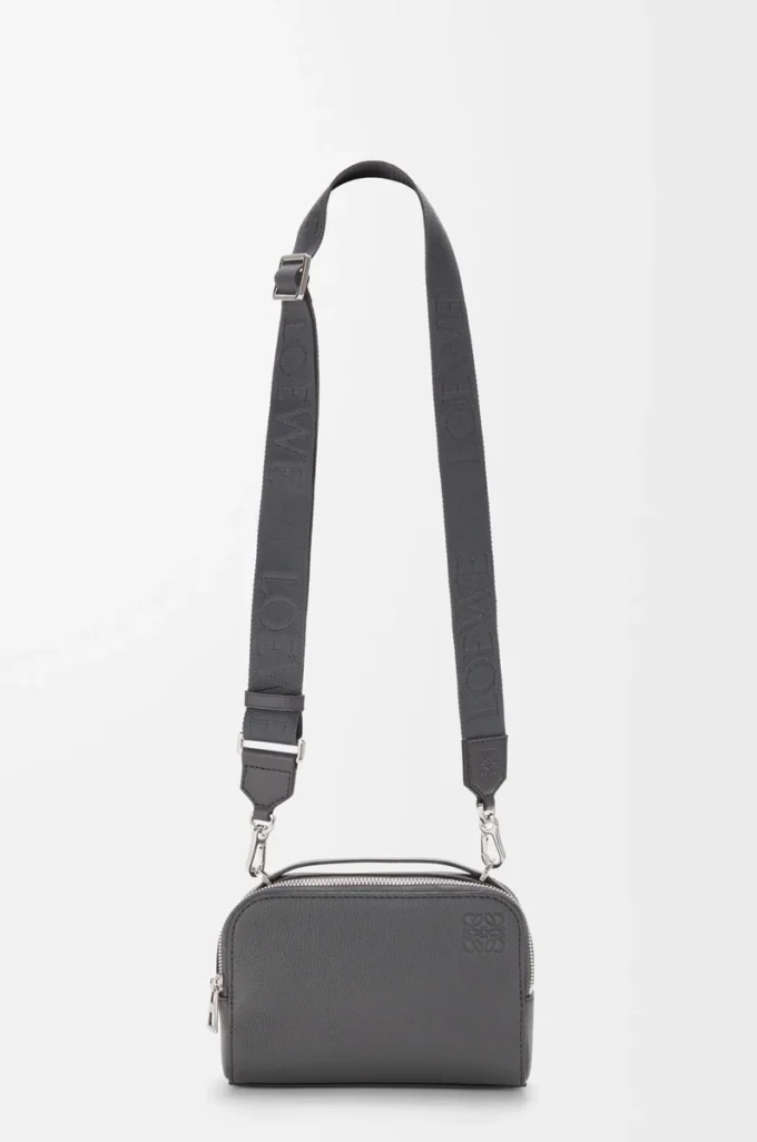 Mini sac à bandoulière pour appareil photo en cuir de veau grainé souple Anthracite