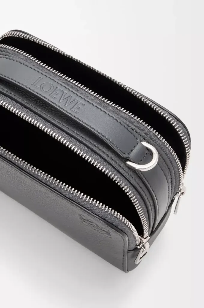 Mini sac à bandoulière pour appareil photo en cuir de veau grainé souple Anthracite