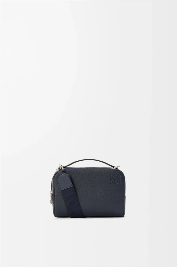 Mini sac à bandoulière pour appareil photo en cuir de veau grainé souple, couleur bleu marine foncé