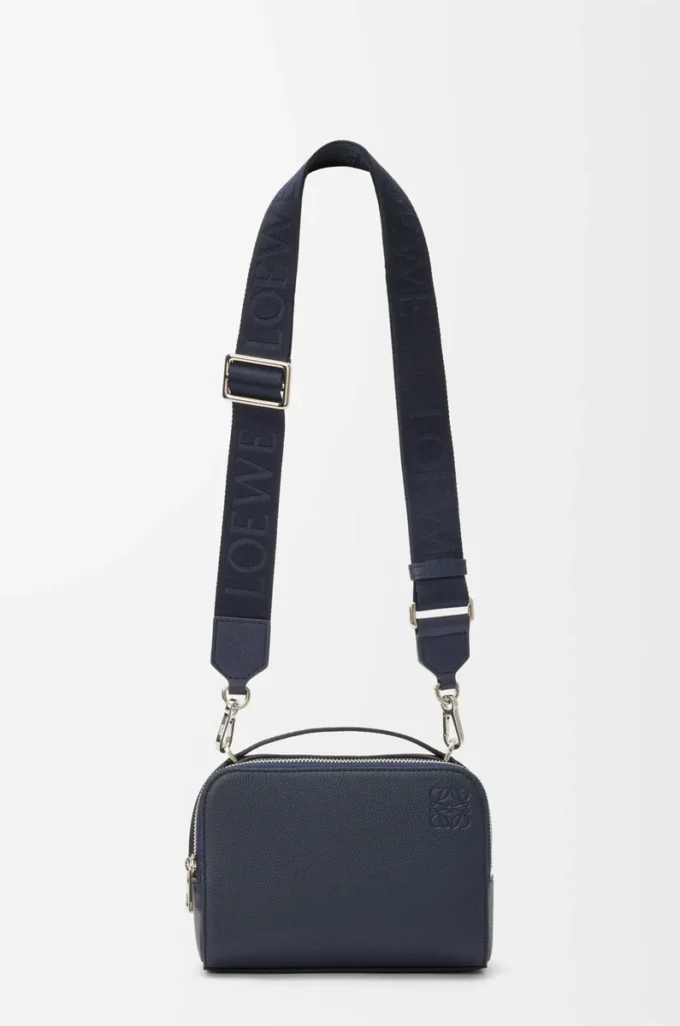 Mini sac à bandoulière pour appareil photo en cuir de veau grainé souple, couleur bleu marine foncé