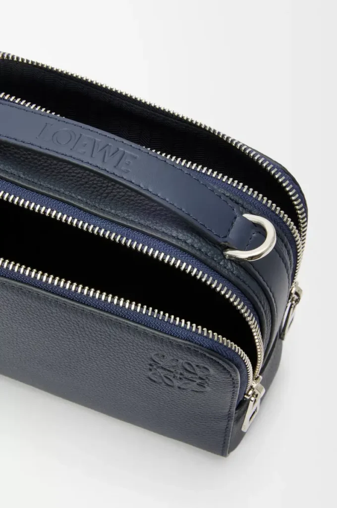 Mini sac à bandoulière pour appareil photo en cuir de veau grainé souple, couleur bleu marine foncé