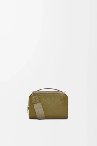 Mini sac à bandoulière pour appareil photo en cuir de veau grainé souple Olive