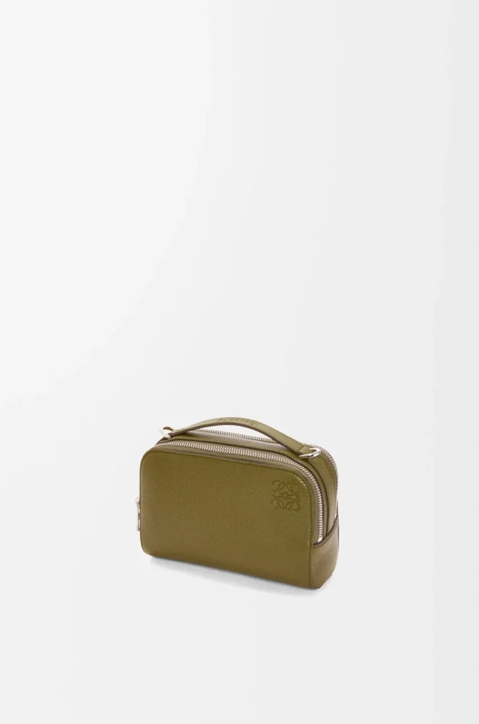 Mini sac à bandoulière pour appareil photo en cuir de veau grainé souple Olive