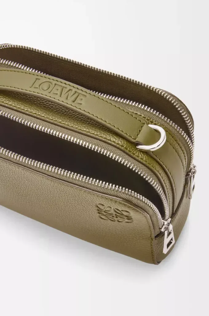 Mini sac à bandoulière pour appareil photo en cuir de veau grainé souple Olive
