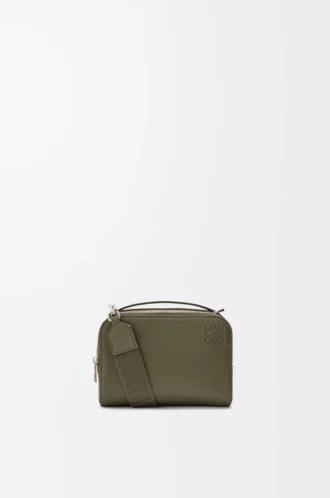 Mini sac à bandoulière pour appareil photo en cuir de veau grainé souple vert kaki