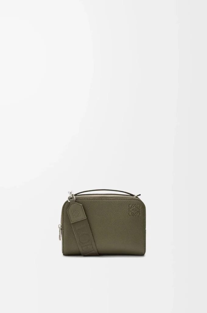 Mini sac à bandoulière pour appareil photo en cuir de veau grainé souple vert kaki