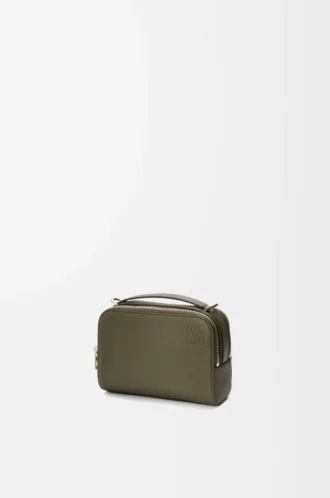Mini sac à bandoulière pour appareil photo en cuir de veau grainé souple vert kaki