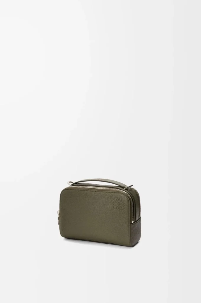 Mini sac à bandoulière pour appareil photo en cuir de veau grainé souple vert kaki