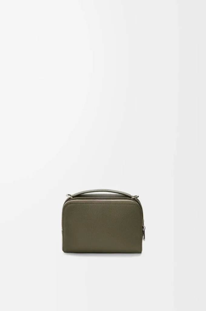 Mini sac à bandoulière pour appareil photo en cuir de veau grainé souple vert kaki