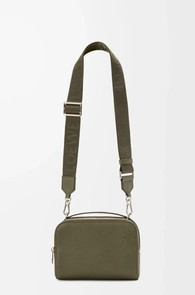 Mini sac à bandoulière pour appareil photo en cuir de veau grainé souple vert kaki