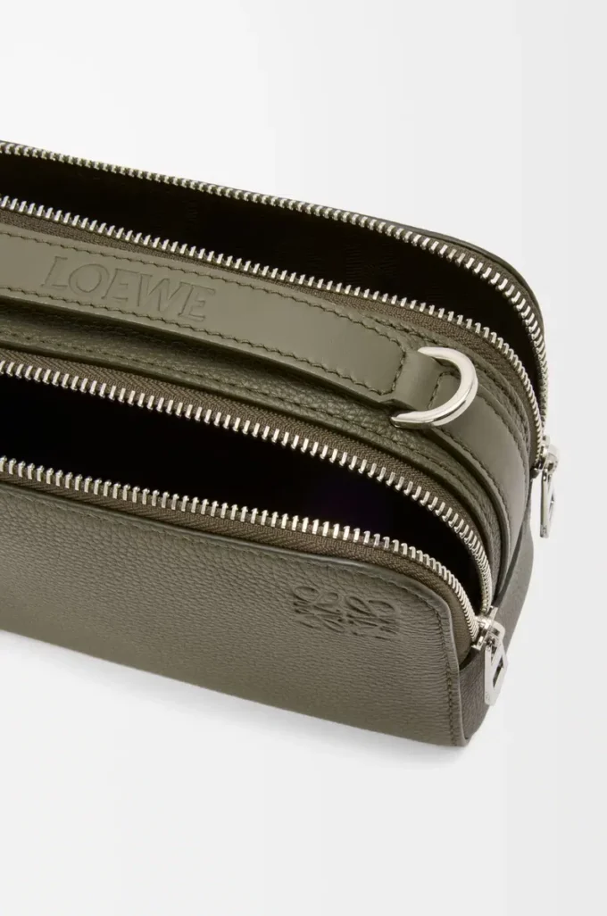 Mini sac à bandoulière pour appareil photo en cuir de veau grainé souple vert kaki
