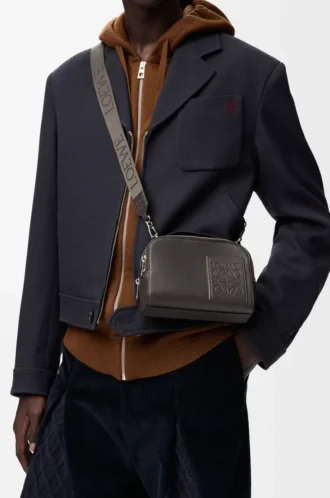 Mini sac à bandoulière pour appareil photo en cuir de veau satiné gris foncé
