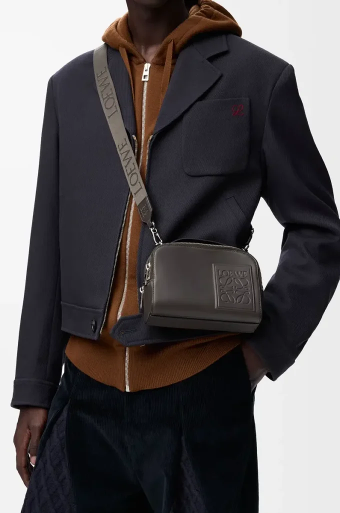 Mini sac à bandoulière pour appareil photo en cuir de veau satiné gris foncé